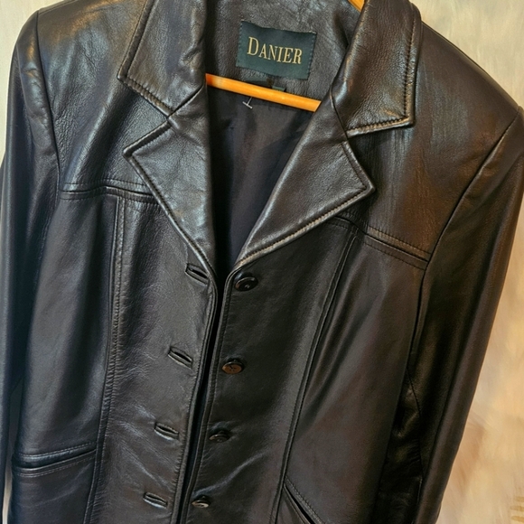 Danier Classic Women's Front Button Mid Length Leather Jacket - Picture 2 of 8